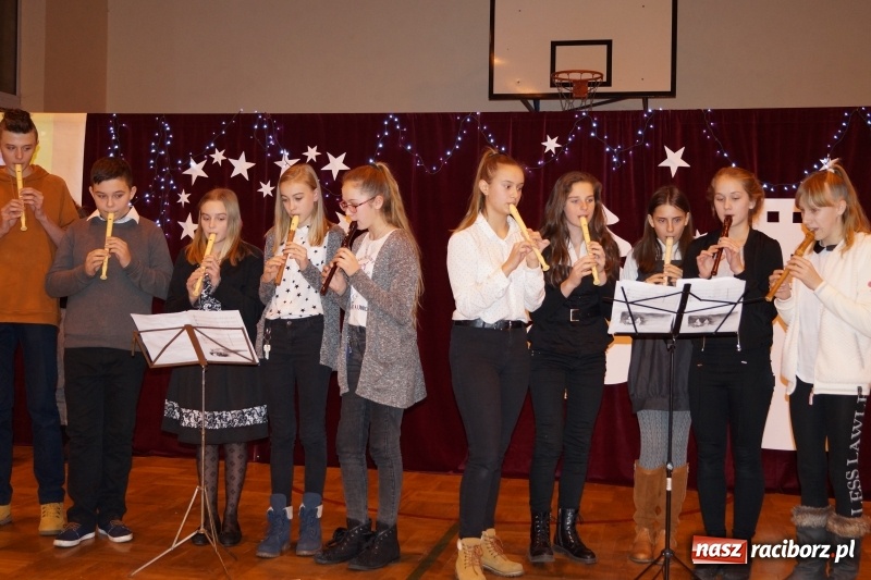 Zdjęcie w galerii na portalu naszraciborz.pl: Kiermasz Podaruj serce w szkole w Markowicach wiadomości z regionu