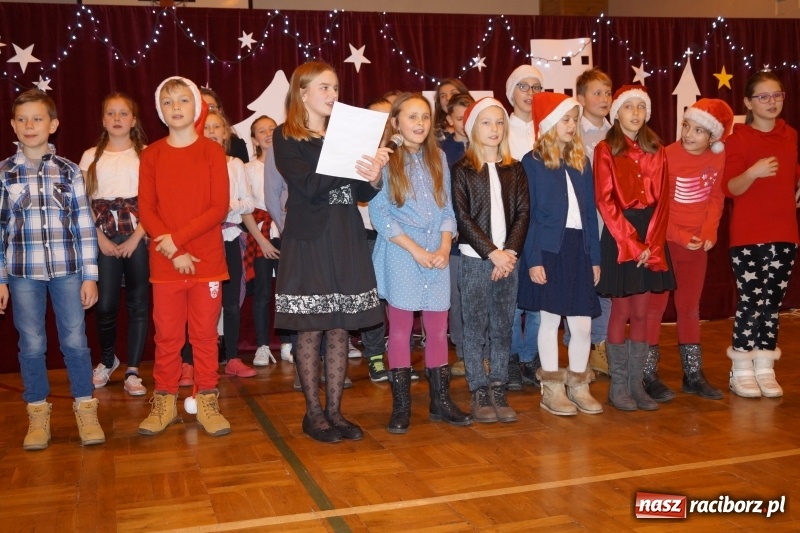 Zdjęcie w galerii na portalu naszraciborz.pl: Kiermasz Podaruj serce w szkole w Markowicach wiadomości z regionu
