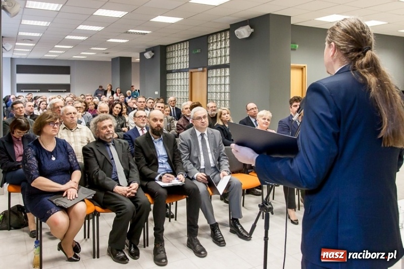 Zdjęcie w galerii na portalu naszraciborz.pl: Starosta odebrał nagrodę marszałka za renowację kaplicy zamkowej wiadomości z regionu