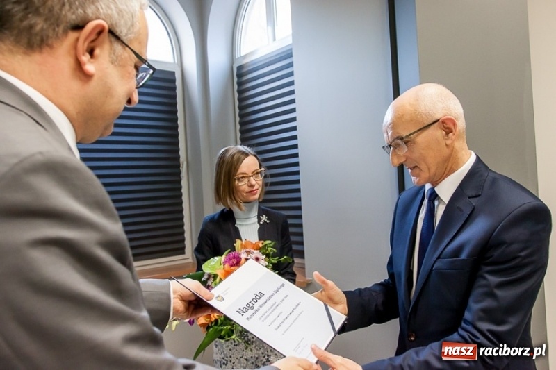 Zdjęcie w galerii na portalu naszraciborz.pl: Starosta odebrał nagrodę marszałka za renowację kaplicy zamkowej wiadomości z regionu