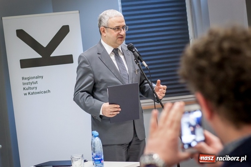 Zdjęcie w galerii na portalu naszraciborz.pl: Starosta odebrał nagrodę marszałka za renowację kaplicy zamkowej wiadomości z regionu