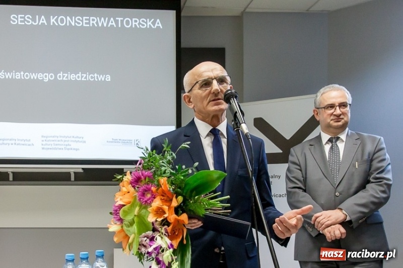 Zdjęcie w galerii na portalu naszraciborz.pl: Starosta odebrał nagrodę marszałka za renowację kaplicy zamkowej wiadomości z regionu