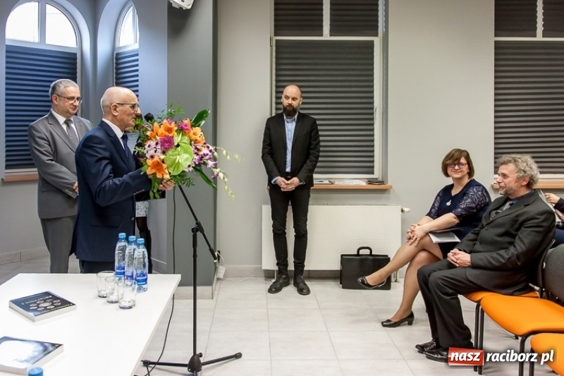 Zdjęcie w galerii na portalu naszraciborz.pl: Starosta odebrał nagrodę marszałka za renowację kaplicy zamkowej wiadomości z regionu