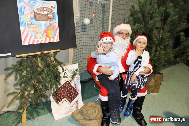 Zdjęcie w galerii na portalu naszraciborz.pl: Prosili, wołali, zapraszali... Aż w końcu przyszedł Mikołaj z wielkim worem! wiadomości z regionu