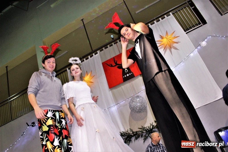 Zdjęcie w galerii na portalu naszraciborz.pl: Prosili, wołali, zapraszali... Aż w końcu przyszedł Mikołaj z wielkim worem! wiadomości z regionu