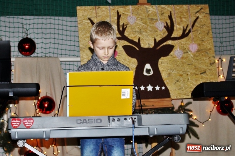 Zdjęcie w galerii na portalu naszraciborz.pl: Prosili, wołali, zapraszali... Aż w końcu przyszedł Mikołaj z wielkim worem! wiadomości z regionu