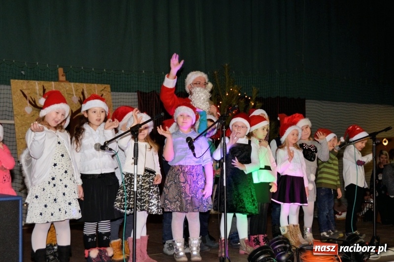Zdjęcie w galerii na portalu naszraciborz.pl: Prosili, wołali, zapraszali... Aż w końcu przyszedł Mikołaj z wielkim worem! wiadomości z regionu