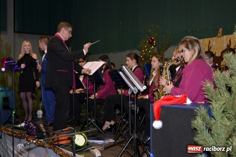 Zdjęcie w galerii na portalu naszraciborz.pl: Prosili, wołali, zapraszali... Aż w końcu przyszedł Mikołaj z wielkim worem! wiadomości z regionu