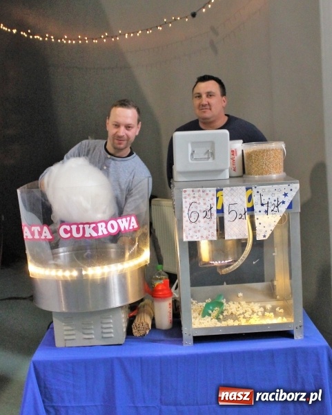 Zdjęcie w galerii na portalu naszraciborz.pl: Prosili, wołali, zapraszali... Aż w końcu przyszedł Mikołaj z wielkim worem! wiadomości z regionu