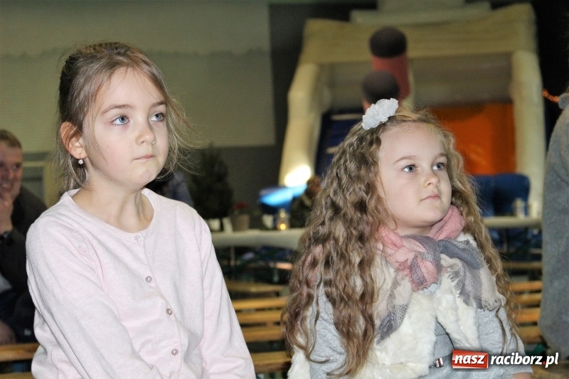 Zdjęcie w galerii na portalu naszraciborz.pl: Prosili, wołali, zapraszali... Aż w końcu przyszedł Mikołaj z wielkim worem! wiadomości z regionu