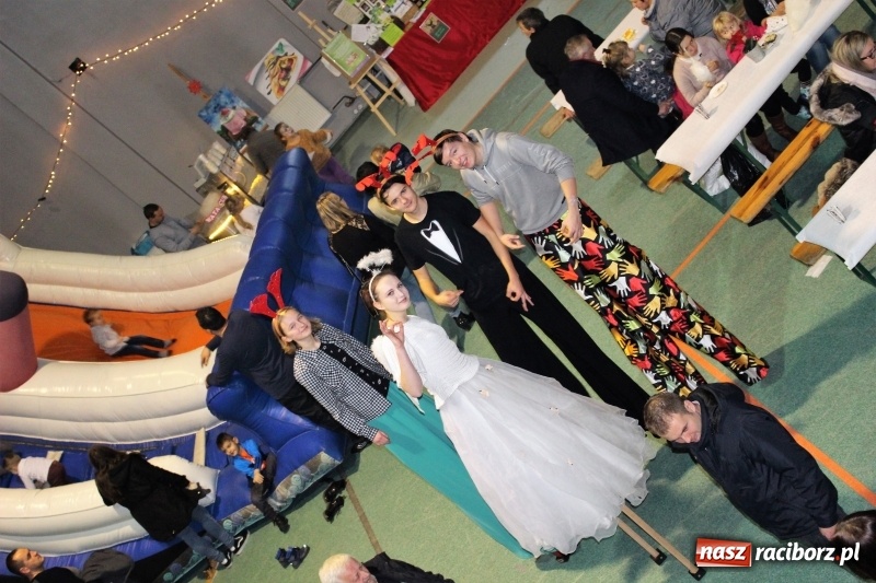 Zdjęcie w galerii na portalu naszraciborz.pl: Prosili, wołali, zapraszali... Aż w końcu przyszedł Mikołaj z wielkim worem! wiadomości z regionu