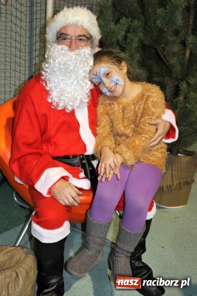 Zdjęcie w galerii na portalu naszraciborz.pl: Prosili, wołali, zapraszali... Aż w końcu przyszedł Mikołaj z wielkim worem! wiadomości z regionu
