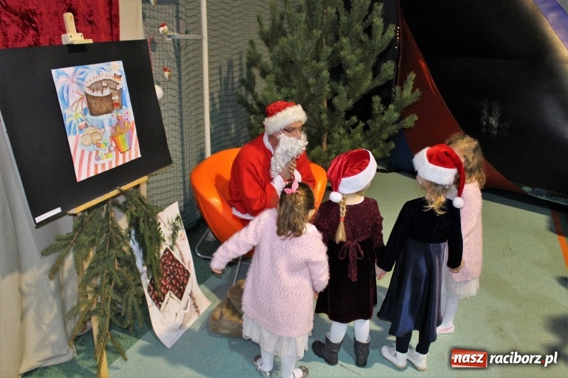 Zdjęcie w galerii na portalu naszraciborz.pl: Prosili, wołali, zapraszali... Aż w końcu przyszedł Mikołaj z wielkim worem! wiadomości z regionu