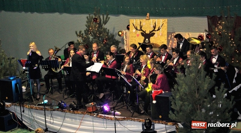 Zdjęcie w galerii na portalu naszraciborz.pl: Prosili, wołali, zapraszali... Aż w końcu przyszedł Mikołaj z wielkim worem! wiadomości z regionu