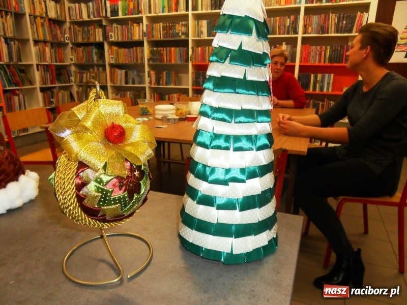 Zdjęcie w galerii na portalu naszraciborz.pl: Warsztaty świąteczne dla dorosłych w MiPBP w Raciborzu wiadomości z regionu