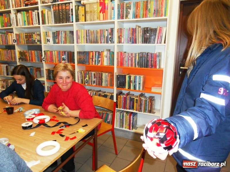 Zdjęcie w galerii na portalu naszraciborz.pl: Warsztaty świąteczne dla dorosłych w MiPBP w Raciborzu wiadomości z regionu
