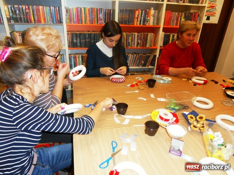Zdjęcie w galerii na portalu naszraciborz.pl: Warsztaty świąteczne dla dorosłych w MiPBP w Raciborzu wiadomości z regionu