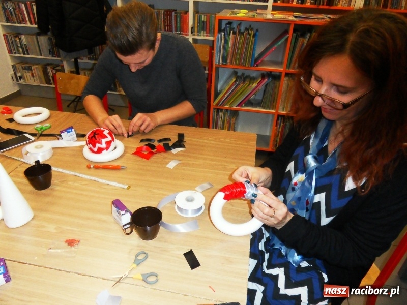 Zdjęcie w galerii na portalu naszraciborz.pl: Warsztaty świąteczne dla dorosłych w MiPBP w Raciborzu wiadomości z regionu