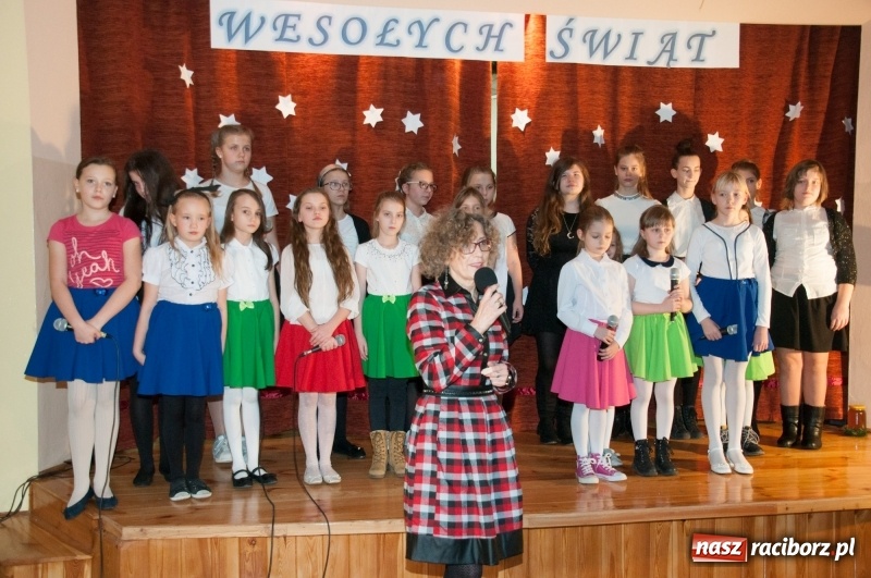 Zdjęcie w galerii na portalu naszraciborz.pl: W święta tracę głowę, tak uwielbiam ten czas! Kiermasz bożonarodzeniowy i Jasełka w Szkole Podstawowej nr 18 wiadomości z regionu