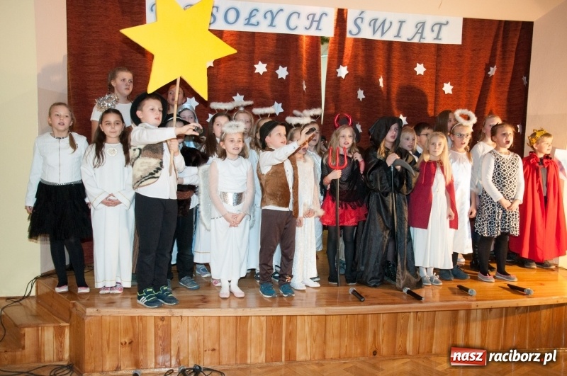 Zdjęcie w galerii na portalu naszraciborz.pl: W święta tracę głowę, tak uwielbiam ten czas! Kiermasz bożonarodzeniowy i Jasełka w Szkole Podstawowej nr 18 wiadomości z regionu
