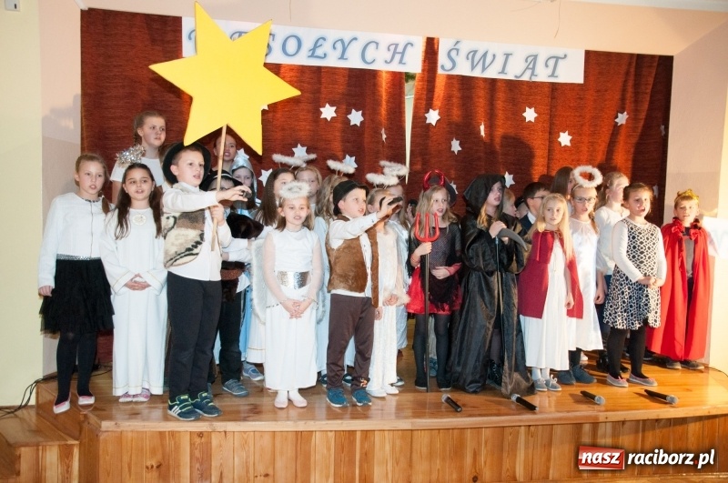 Zdjęcie w galerii na portalu naszraciborz.pl: W święta tracę głowę, tak uwielbiam ten czas! Kiermasz bożonarodzeniowy i Jasełka w Szkole Podstawowej nr 18 wiadomości z regionu