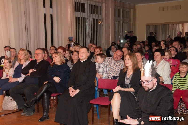 Zdjęcie w galerii na portalu naszraciborz.pl: W święta tracę głowę, tak uwielbiam ten czas! Kiermasz bożonarodzeniowy i Jasełka w Szkole Podstawowej nr 18 wiadomości z regionu