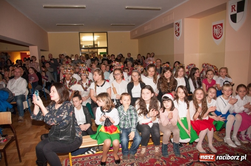 Zdjęcie w galerii na portalu naszraciborz.pl: W święta tracę głowę, tak uwielbiam ten czas! Kiermasz bożonarodzeniowy i Jasełka w Szkole Podstawowej nr 18 wiadomości z regionu