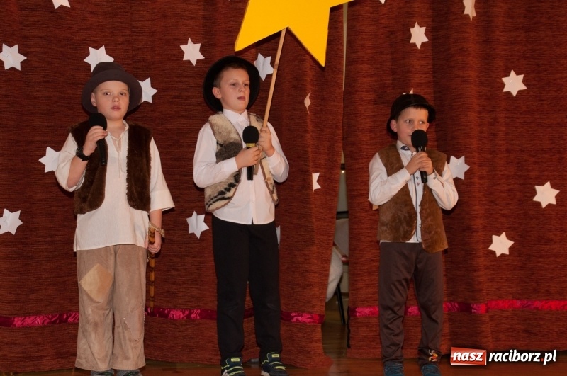Zdjęcie w galerii na portalu naszraciborz.pl: W święta tracę głowę, tak uwielbiam ten czas! Kiermasz bożonarodzeniowy i Jasełka w Szkole Podstawowej nr 18 wiadomości z regionu