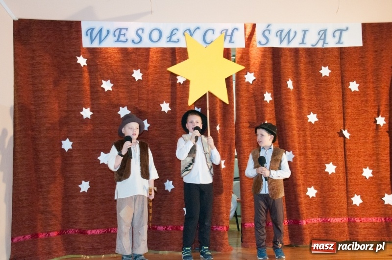 Zdjęcie w galerii na portalu naszraciborz.pl: W święta tracę głowę, tak uwielbiam ten czas! Kiermasz bożonarodzeniowy i Jasełka w Szkole Podstawowej nr 18 wiadomości z regionu