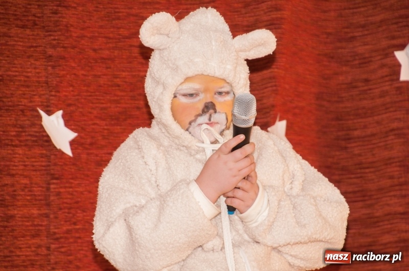Zdjęcie w galerii na portalu naszraciborz.pl: W święta tracę głowę, tak uwielbiam ten czas! Kiermasz bożonarodzeniowy i Jasełka w Szkole Podstawowej nr 18 wiadomości z regionu