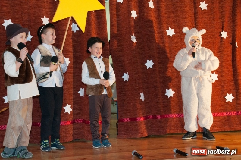 Zdjęcie w galerii na portalu naszraciborz.pl: W święta tracę głowę, tak uwielbiam ten czas! Kiermasz bożonarodzeniowy i Jasełka w Szkole Podstawowej nr 18 wiadomości z regionu