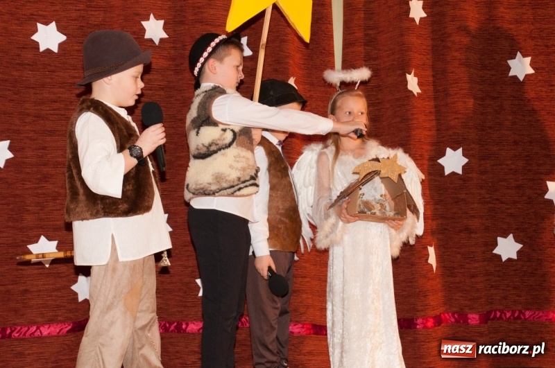 Zdjęcie w galerii na portalu naszraciborz.pl: W święta tracę głowę, tak uwielbiam ten czas! Kiermasz bożonarodzeniowy i Jasełka w Szkole Podstawowej nr 18 wiadomości z regionu