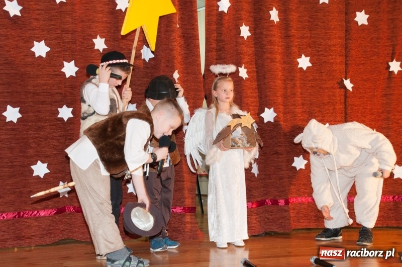 Zdjęcie w galerii na portalu naszraciborz.pl: W święta tracę głowę, tak uwielbiam ten czas! Kiermasz bożonarodzeniowy i Jasełka w Szkole Podstawowej nr 18 wiadomości z regionu