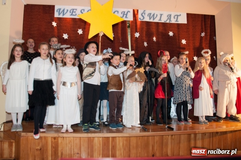 Zdjęcie w galerii na portalu naszraciborz.pl: W święta tracę głowę, tak uwielbiam ten czas! Kiermasz bożonarodzeniowy i Jasełka w Szkole Podstawowej nr 18 wiadomości z regionu