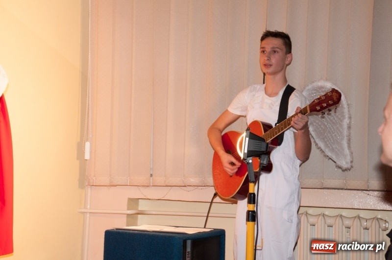 Zdjęcie w galerii na portalu naszraciborz.pl: W święta tracę głowę, tak uwielbiam ten czas! Kiermasz bożonarodzeniowy i Jasełka w Szkole Podstawowej nr 18 wiadomości z regionu