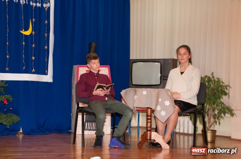 Zdjęcie w galerii na portalu naszraciborz.pl: W święta tracę głowę, tak uwielbiam ten czas! Kiermasz bożonarodzeniowy i Jasełka w Szkole Podstawowej nr 18 wiadomości z regionu