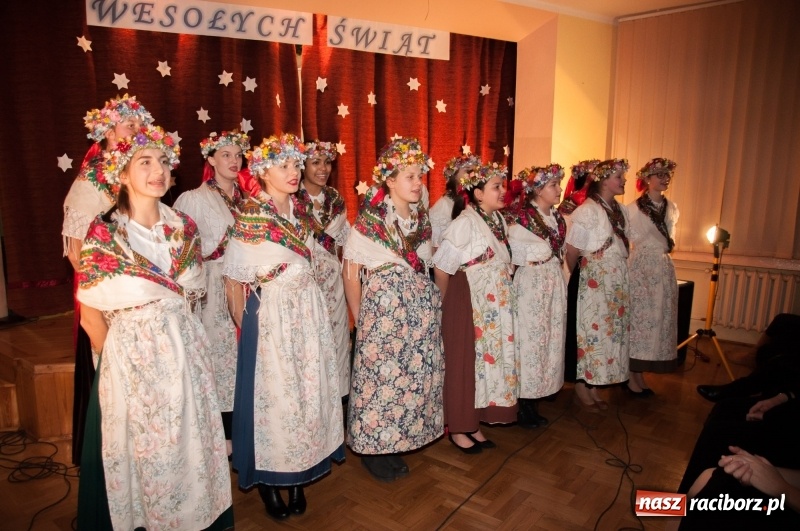 Zdjęcie w galerii na portalu naszraciborz.pl: W święta tracę głowę, tak uwielbiam ten czas! Kiermasz bożonarodzeniowy i Jasełka w Szkole Podstawowej nr 18 wiadomości z regionu