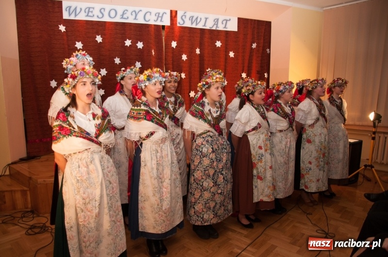 Zdjęcie w galerii na portalu naszraciborz.pl: W święta tracę głowę, tak uwielbiam ten czas! Kiermasz bożonarodzeniowy i Jasełka w Szkole Podstawowej nr 18 wiadomości z regionu