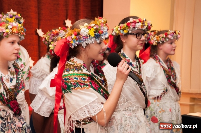 Zdjęcie w galerii na portalu naszraciborz.pl: W święta tracę głowę, tak uwielbiam ten czas! Kiermasz bożonarodzeniowy i Jasełka w Szkole Podstawowej nr 18 wiadomości z regionu