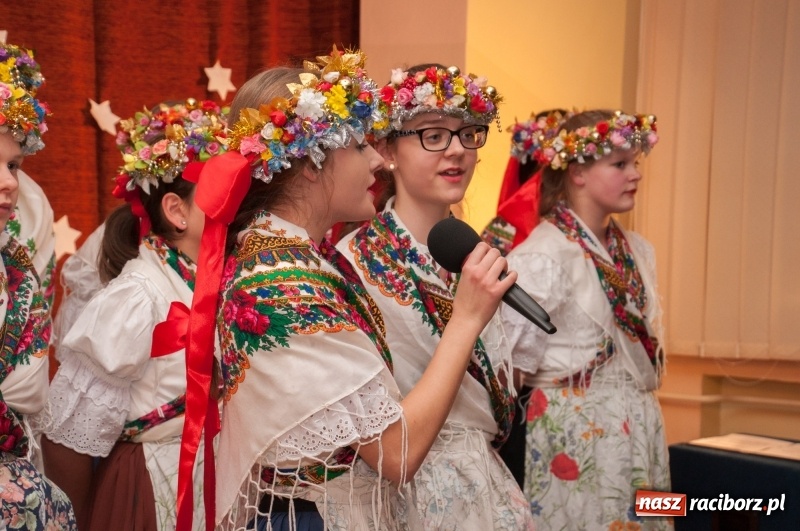 Zdjęcie w galerii na portalu naszraciborz.pl: W święta tracę głowę, tak uwielbiam ten czas! Kiermasz bożonarodzeniowy i Jasełka w Szkole Podstawowej nr 18 wiadomości z regionu