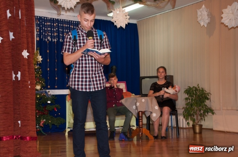 Zdjęcie w galerii na portalu naszraciborz.pl: W święta tracę głowę, tak uwielbiam ten czas! Kiermasz bożonarodzeniowy i Jasełka w Szkole Podstawowej nr 18 wiadomości z regionu