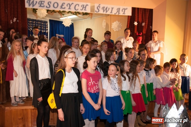Zdjęcie w galerii na portalu naszraciborz.pl: W święta tracę głowę, tak uwielbiam ten czas! Kiermasz bożonarodzeniowy i Jasełka w Szkole Podstawowej nr 18 wiadomości z regionu