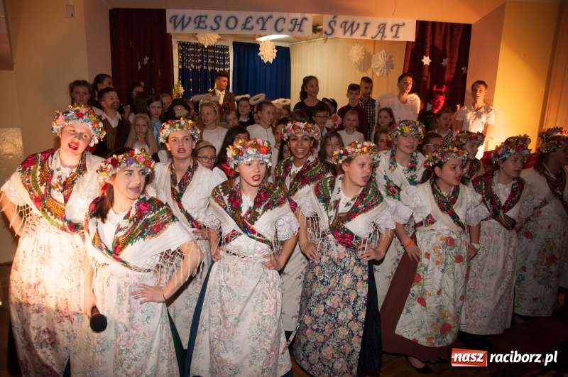 Zdjęcie w galerii na portalu naszraciborz.pl: W święta tracę głowę, tak uwielbiam ten czas! Kiermasz bożonarodzeniowy i Jasełka w Szkole Podstawowej nr 18 wiadomości z regionu