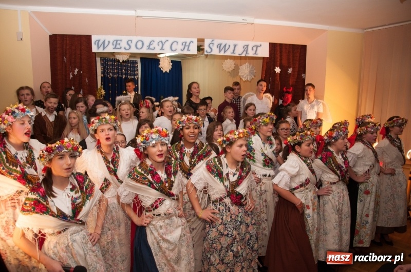 Zdjęcie w galerii na portalu naszraciborz.pl: W święta tracę głowę, tak uwielbiam ten czas! Kiermasz bożonarodzeniowy i Jasełka w Szkole Podstawowej nr 18 wiadomości z regionu