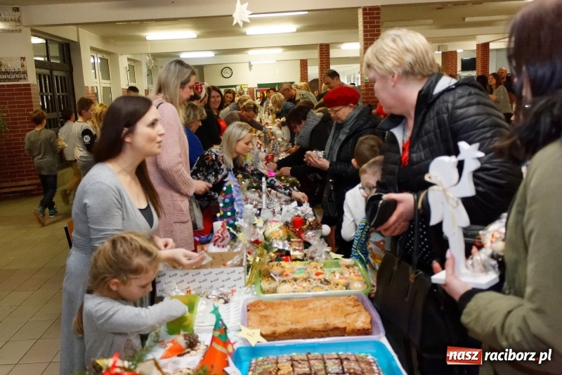 Zdjęcie w galerii na portalu naszraciborz.pl: W święta tracę głowę, tak uwielbiam ten czas! Kiermasz bożonarodzeniowy i Jasełka w Szkole Podstawowej nr 18 wiadomości z regionu