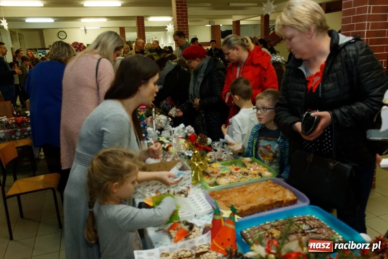 Zdjęcie w galerii na portalu naszraciborz.pl: W święta tracę głowę, tak uwielbiam ten czas! Kiermasz bożonarodzeniowy i Jasełka w Szkole Podstawowej nr 18 wiadomości z regionu