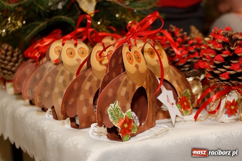 Zdjęcie w galerii na portalu naszraciborz.pl: W święta tracę głowę, tak uwielbiam ten czas! Kiermasz bożonarodzeniowy i Jasełka w Szkole Podstawowej nr 18 wiadomości z regionu