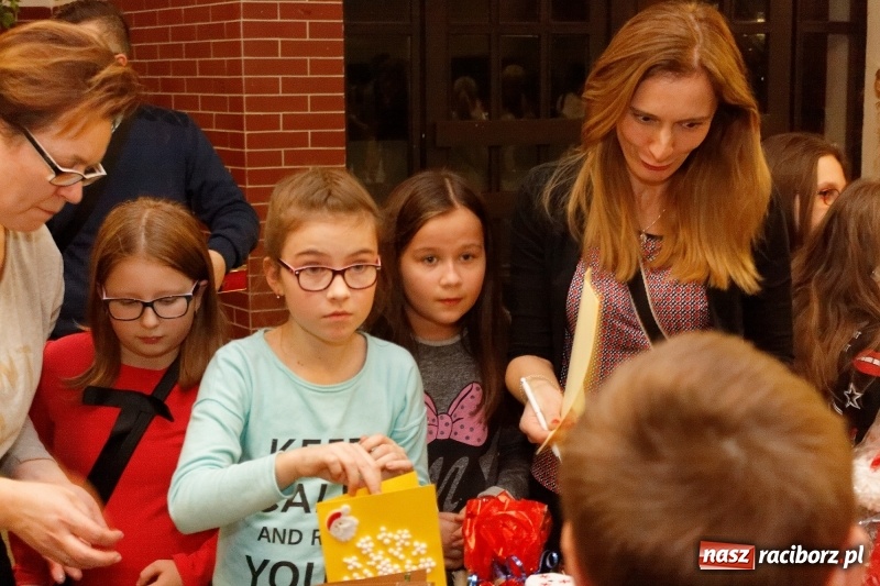 Zdjęcie w galerii na portalu naszraciborz.pl: W święta tracę głowę, tak uwielbiam ten czas! Kiermasz bożonarodzeniowy i Jasełka w Szkole Podstawowej nr 18 wiadomości z regionu