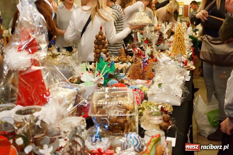 Zdjęcie w galerii na portalu naszraciborz.pl: W święta tracę głowę, tak uwielbiam ten czas! Kiermasz bożonarodzeniowy i Jasełka w Szkole Podstawowej nr 18 wiadomości z regionu