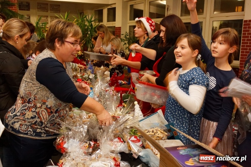 Zdjęcie w galerii na portalu naszraciborz.pl: W święta tracę głowę, tak uwielbiam ten czas! Kiermasz bożonarodzeniowy i Jasełka w Szkole Podstawowej nr 18 wiadomości z regionu